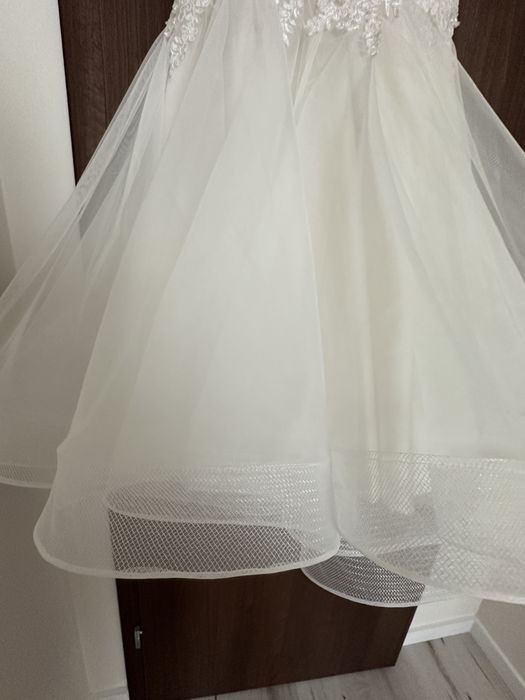 Vand rochita de mireasa.