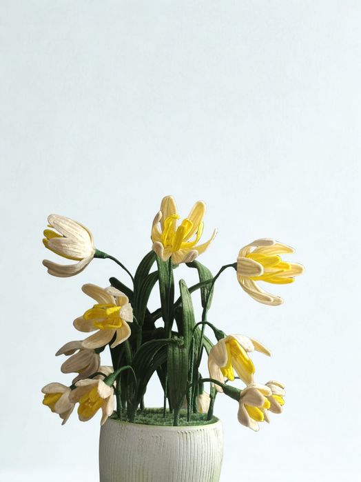 Ghiveci cu narcise din sarma plușată