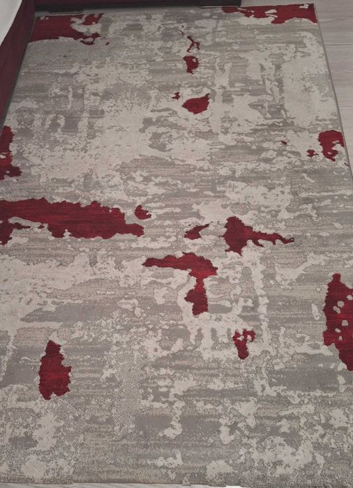 Vand 2 covoare model gri cu rosu