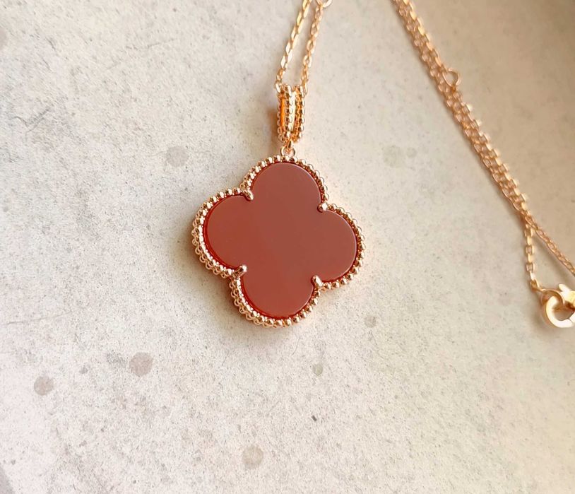 Дълго дамско колие с голяма детелина от червен карнелин, Van Cleef VCA