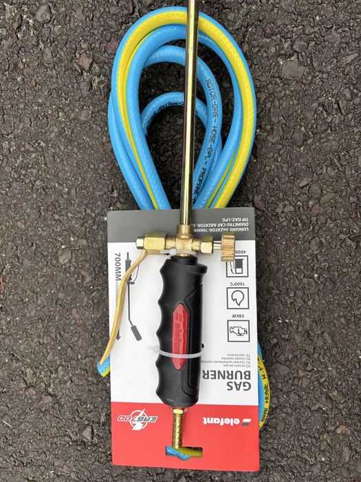 Arzător pentru butelie cu furtun , clapetă și robinet .