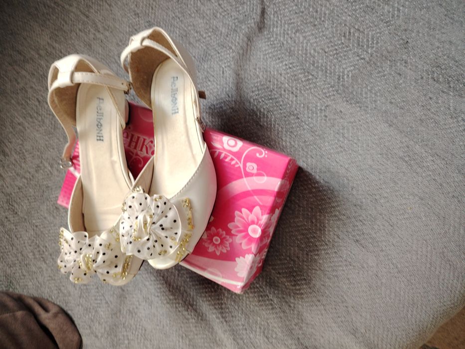 Продам детские босоножки