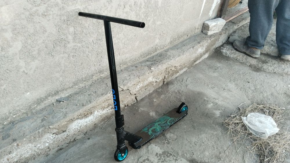 трюковой самокат синего цвета