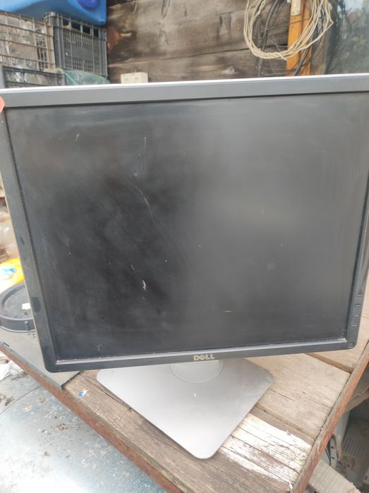 Vand monitor LCD pentru o familie saraca