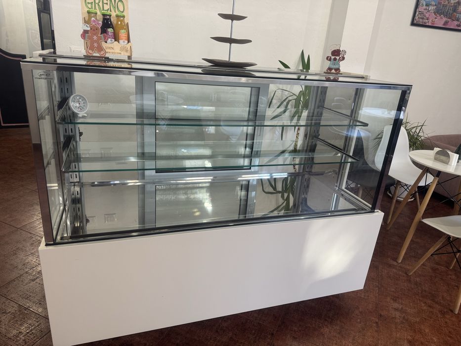 Сладкарска витрина Айси