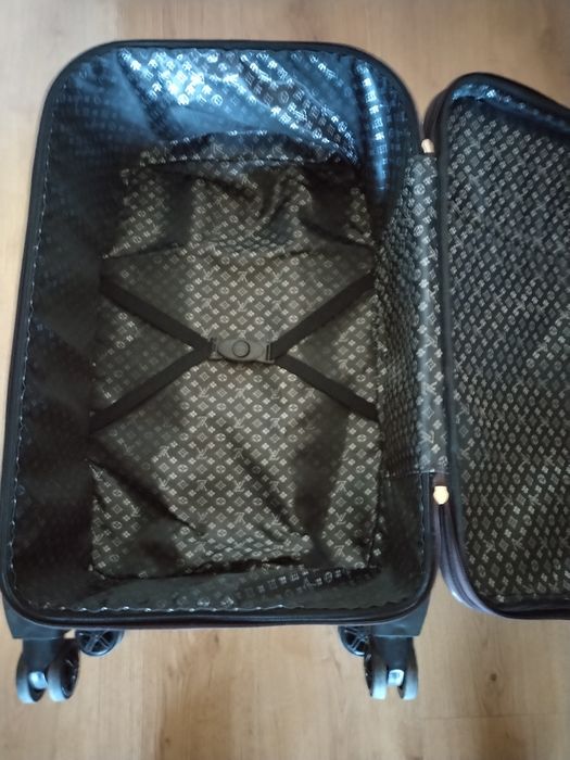 Продавам Пътнически Куфари.