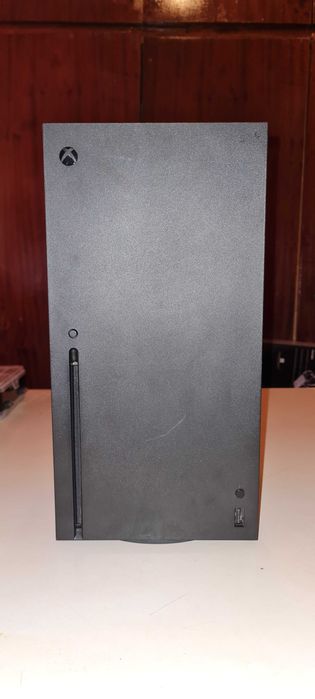 Xbox Series X 1TB SSD Като нов! С оригинален джойстик и 2 игри