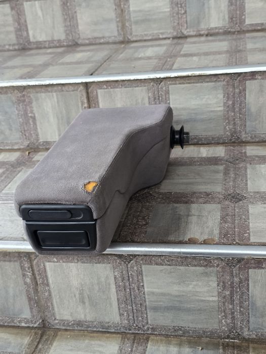 Подлокотник на Ауди 100 А6 С4 кузов.