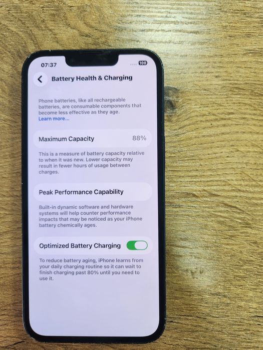 iPhone 13 qora korpusda bir nechta tirnalishlar bor