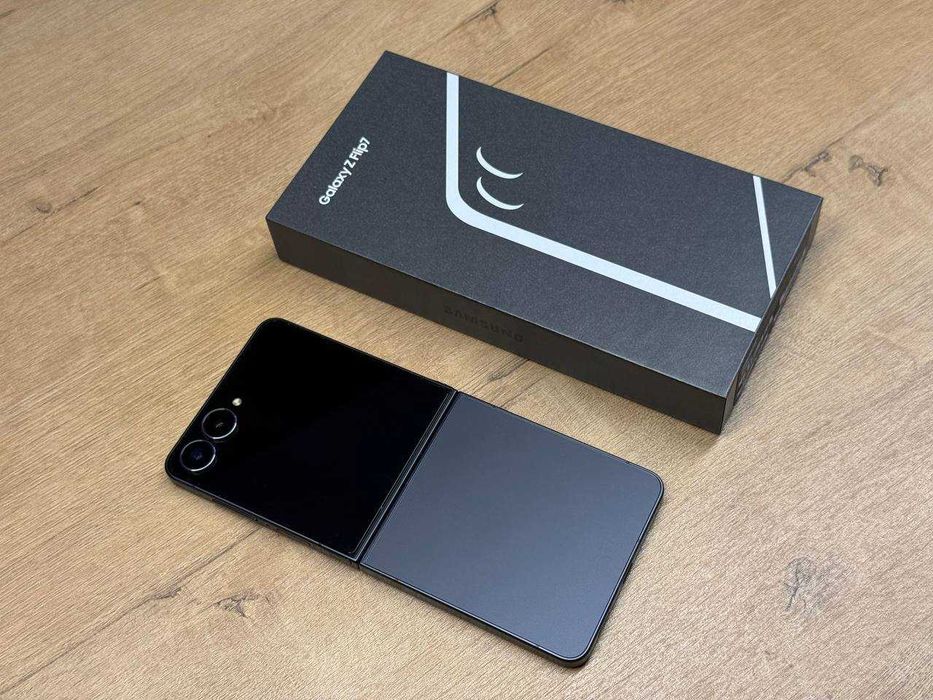 Samsung Galaxy Z Flip 7, как новый, чёрный цвет, память 512 GB.