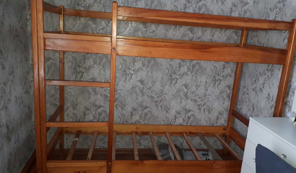 Отдам кровать двухъярусную с матрасами