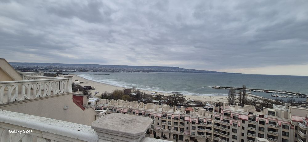 Двустанен апартамент под наем с паркомясто и морска гледка.
