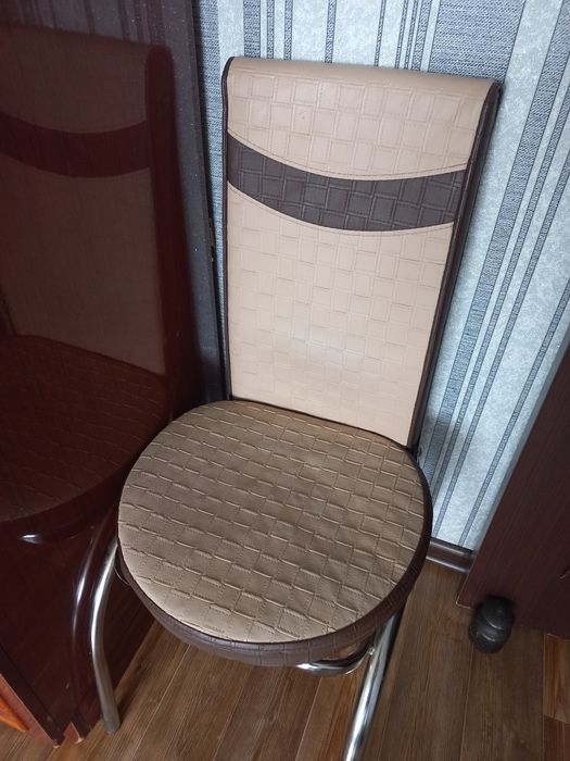 Кухонный стол с стульями