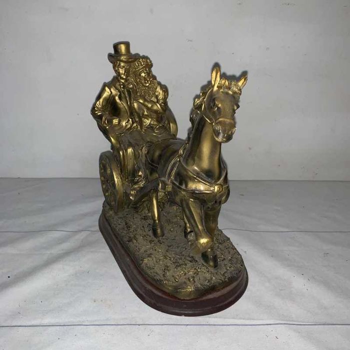 Statuie sareta cu cal