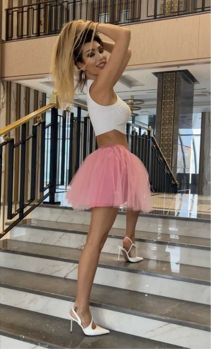 Къса пола от тюл в розово