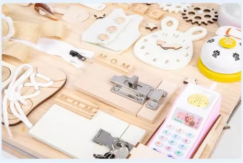 Placa senzoriala Montessori Busy Board cu Activitati Educative