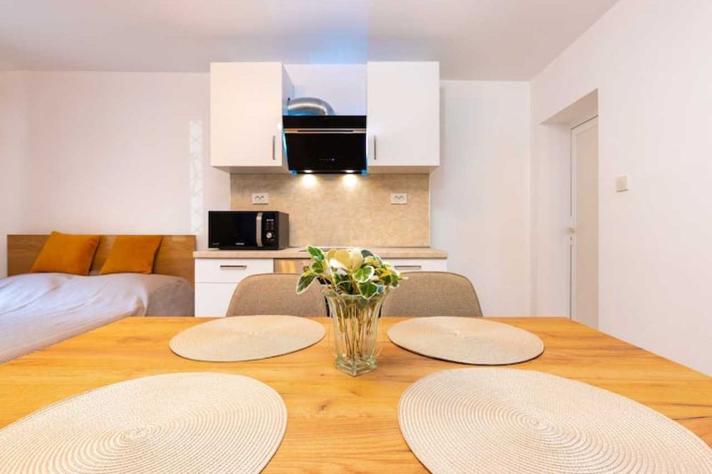 Дава се под наем Едностаен апартамент в Пловдив, Център - 25 кв.м за 245 € - Снимка #2