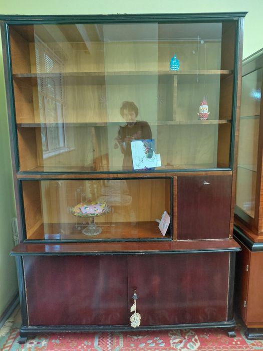 Biblioteca retro în stare bună cu dulap inferior si vitrina cu rafturi
