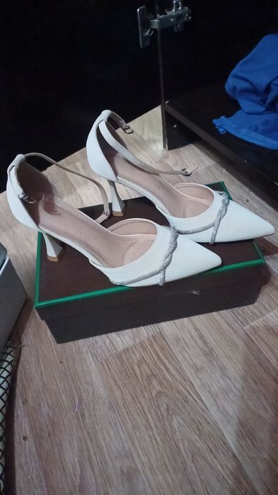 Әдеми туфлилер сатылады