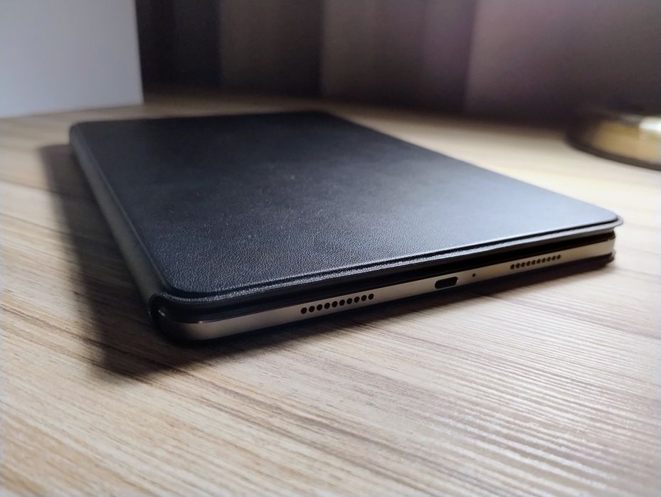 Таблет Xiaomi Pad 6 в комплект с Оригинален калъф с клавиатура, писалка и чанта за таблет.