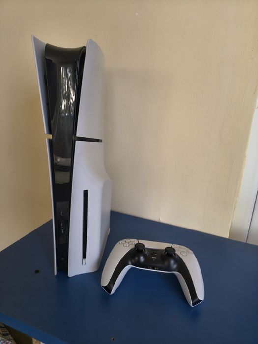 Vând PlayStation 5 Slim cu disk ,1 TB în stare impecabilă