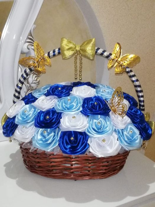 Букеты из атласные роз и шоколадные наборы станут отличным подарком