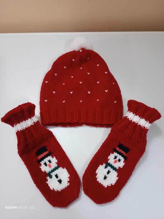 Ръчно плетен детски комплект – шапка и чорапи
