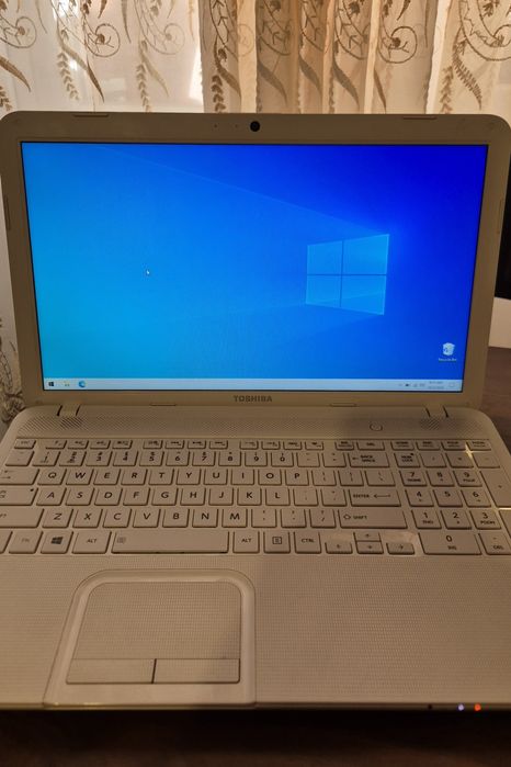 Laptop Toshiba Satellite Alb C855-2FG , i5-3230M , 8 gb RAM , HDD 1 tb , Windows 10 activat