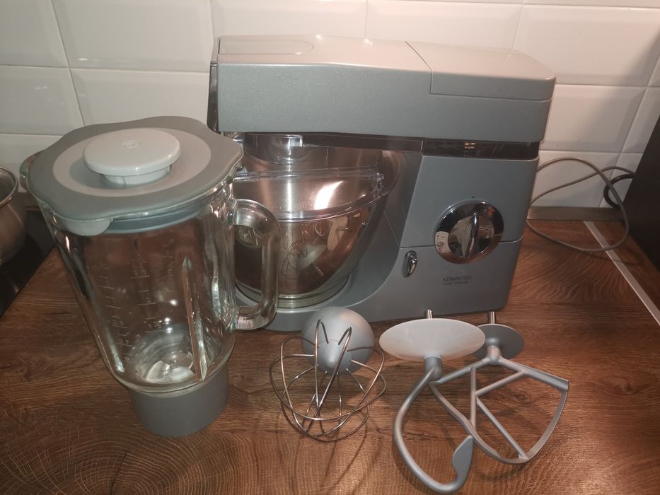 Vând robot de bucatarie Kenwood Chef Classic