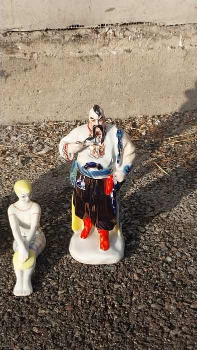 Статуэтка фарфоровая