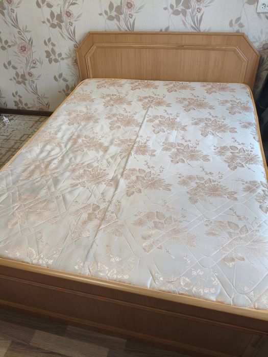 Продам Кровать двуспальную