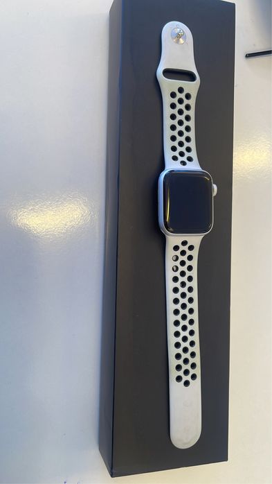 Смарт-часы Apple Watch Nike SE GPS