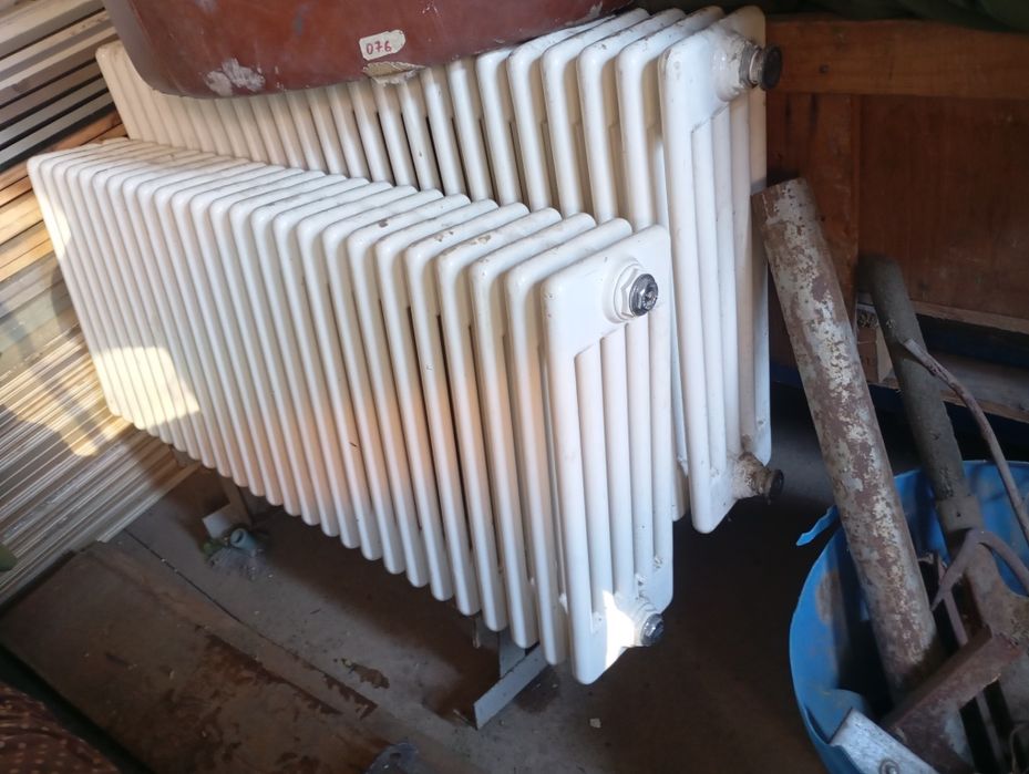 Сейф, бытовка, батареи продам