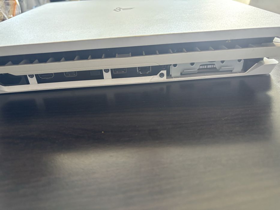 Vând Ps 4 Pro 1 T