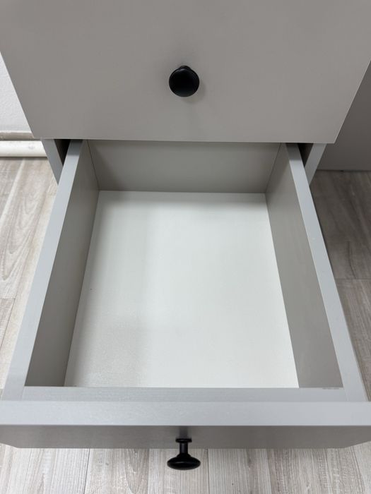 Рабочий стол с ключами для полки