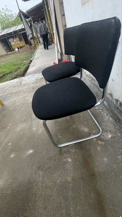 Стул офисный черный