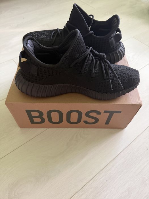 Yezzy 350 Onyx 42 2/3