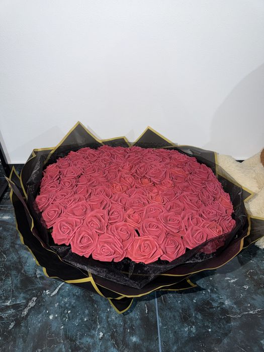 Buchet de trandafiri artificiali de peste 100 de trandafiri