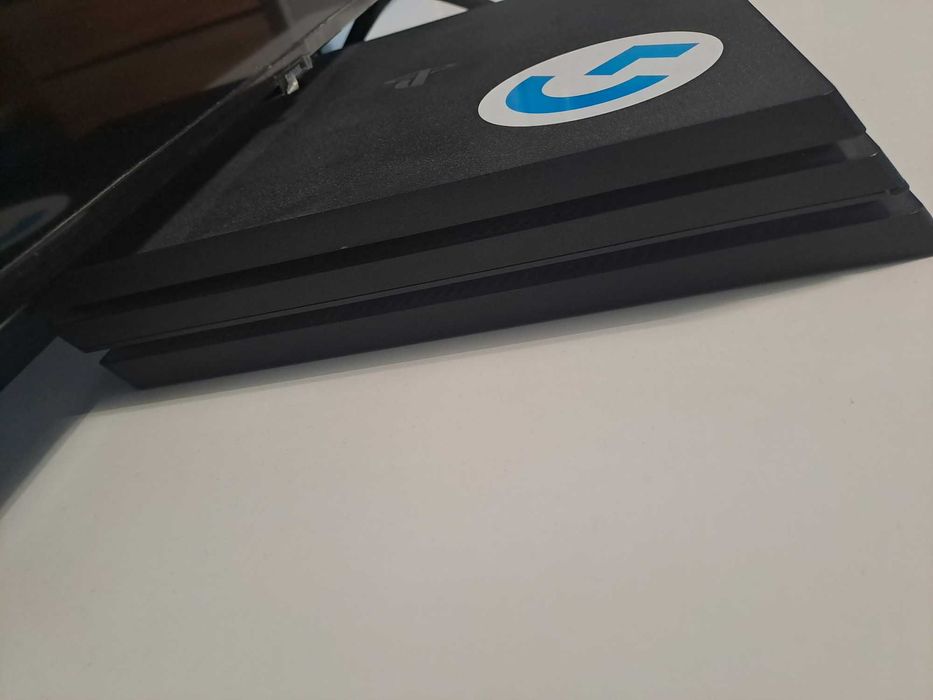 Конзола за игри ps4 pro 1 tb
