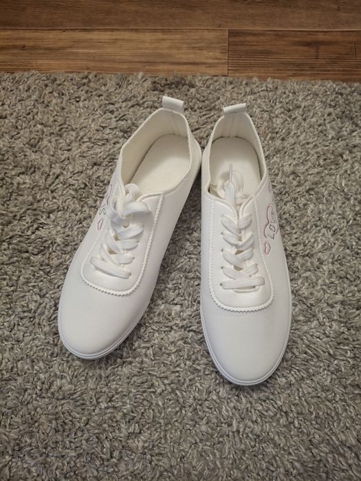 Продам новые кроссовки