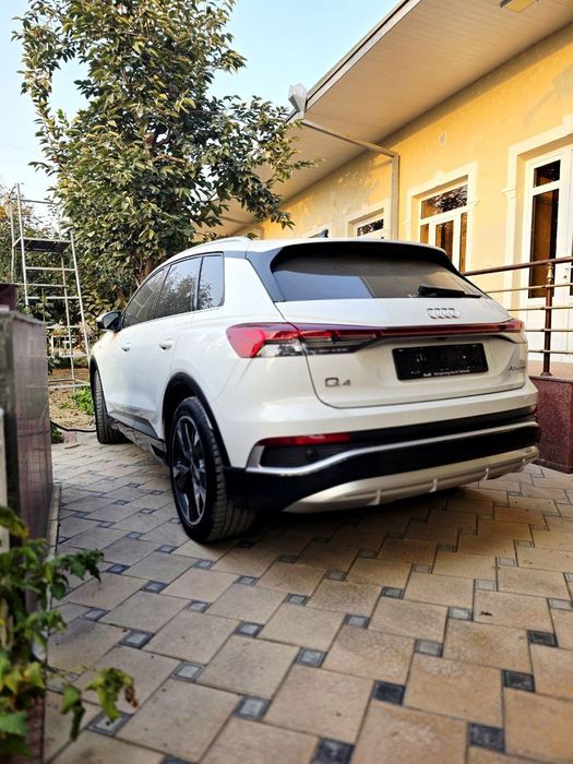 Audi.  Q4   40e-tron