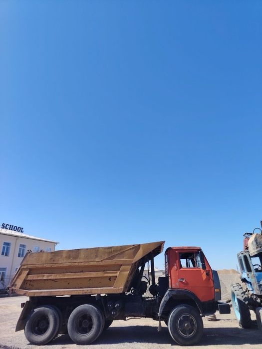 Kamaz yuk mashinalari va yalangoch ayollar