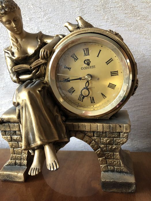 Часы настольные « Девушка с книгой».