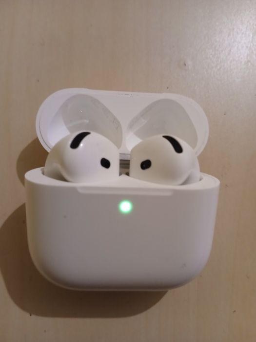 IPhone  AirPods  4