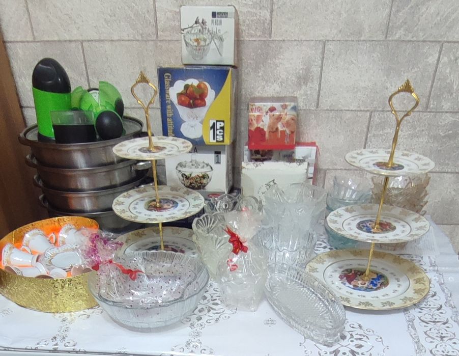 Посуда хрустальные, стеклянные фужеры, вазы, салатницы