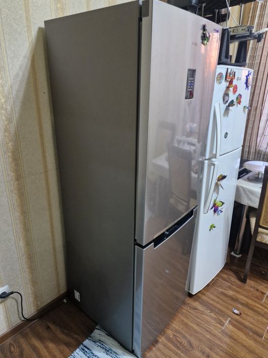 Продаю Холодильник с нижней морозильной камерой SAMSUNG RB29FSRND 290л