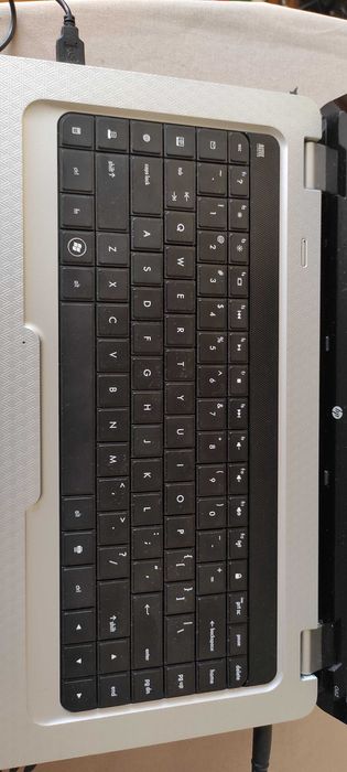 Лаптоп HP с подложка за охлаждане и мишка