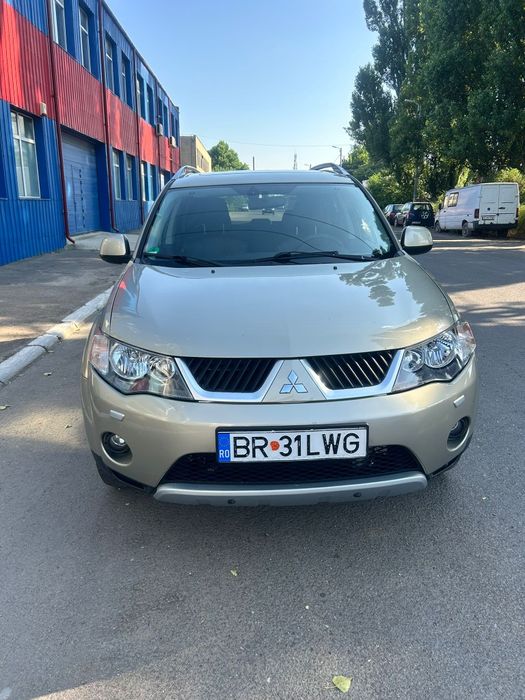 Vând Mitsubishi Outlender