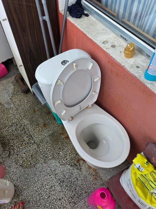 Тоалетно гърне моноблок с казанче  и мивка с шкаф