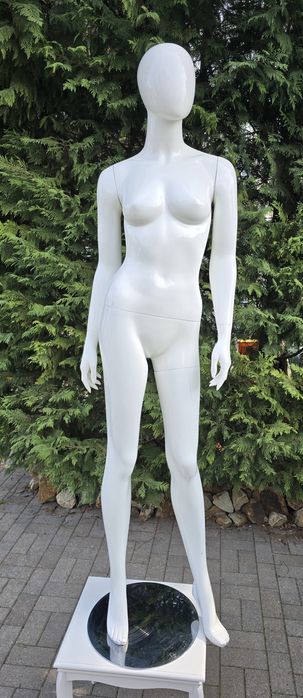 Vând 2 manechini albi din polipropilena (fibră de sticla)